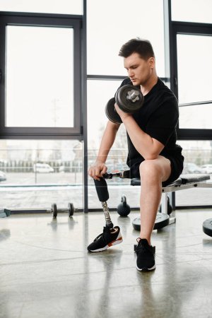 Un hombre con una pierna protésica se sienta encima de un banco sosteniendo una campana de pesas, centrándose en su rutina de entrenamiento en un entorno de gimnasio.