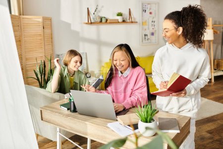 Una mujer y dos niñas participan en el aprendizaje virtual, mirando a la computadora portátil con curiosidad y amistad.