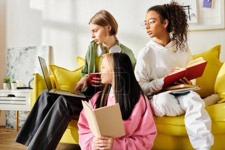 Drei Teenager-Mädchen verschiedener Rassen sitzen auf einer Couch, vertieft in Bücher, und schaffen eine Szene der Einheit und des gemeinsamen Wissens.