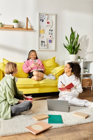 Eine bunte Gruppe von Frauen plaudert und studiert auf einer leuchtend gelben Couch in einem gemütlichen Raum.