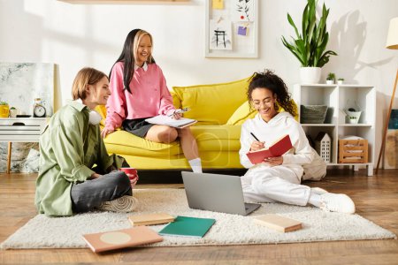 Eine vielfältige Gruppe von Kindern, darunter gemischtrassige Teenager-Mädchen, sitzt aufmerksam auf dem Boden und benutzt einen Laptop für Bildung und Freundschaft..