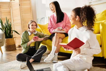 Un grupo diverso de adolescentes en conversación profunda se sientan en un vibrante sofá amarillo, estudiando juntas en un ambiente acogedor.