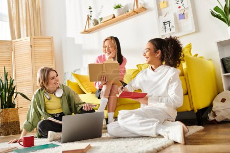 Adolescentes multiculturales se sientan juntas en un sofá amarillo, estudiando y compartiendo conocimientos en un acogedor entorno hogareño.