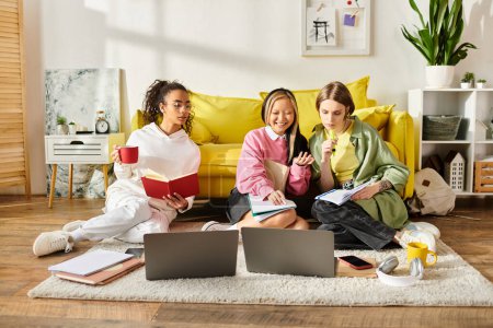 Tres mujeres jóvenes, que representan diferentes razas, trabajan juntas en computadoras portátiles en un entorno acogedor, encarnando la amistad y la dedicación a la educación.