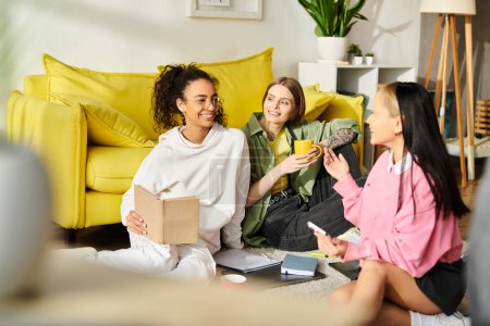 Eine bunte Gruppe Teenager-Mädchen unterhält sich eingehend, während sie zu Hause auf einer gemütlichen Couch sitzen.