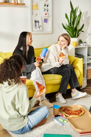 Un grupo diverso de adolescentes relajándose y charlando en un sofá amarillo brillante, encarnando amistad y unión.