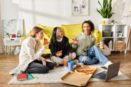 Eine bunte Gruppe Teenager-Mädchen sitzt auf dem Fußboden und teilt fröhlich Pizza in gemütlicher Atmosphäre zu Hause.