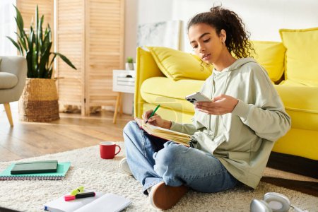 Une jeune femme avec un cahier et un stylo est assise sur le sol absorbé par la pensée, entourée par les outils d'inspiration.