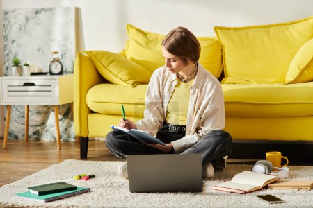 Téléchargez les photos : Une adolescente s'assoit attentivement sur le sol devant un ordinateur portable, absorbée par son voyage d'apprentissage en ligne à la maison. - en image libre de droit