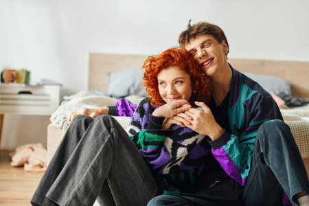 Téléchargez les photos : Séduisante petite amie gaie et petit ami dans des tenues élégantes se câlinant à la maison - en image libre de droit
