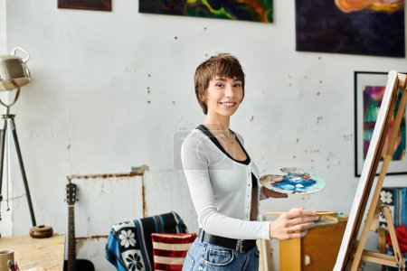 Téléchargez les photos : Femme tenant pinceau et palette. - en image libre de droit