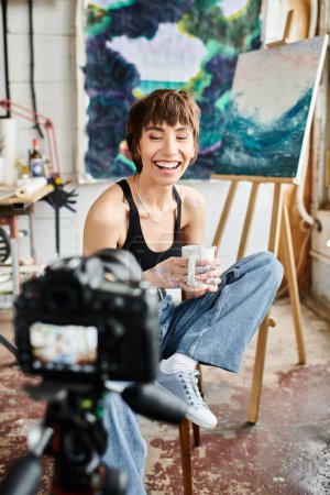 Téléchargez les photos : Une femme élégante pose avec une caméra dans un cadre studio dynamique. - en image libre de droit