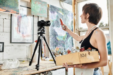 Téléchargez les photos : Femme capturer boîte avec de la peinture sur la caméra. - en image libre de droit