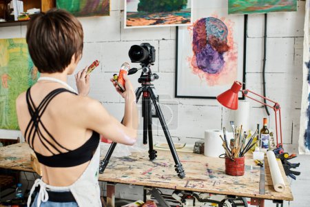 Téléchargez les photos : Une femme qui apprend à peindre à la caméra. - en image libre de droit