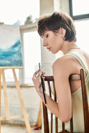 Foto de Una mujer sentada con cepillo. - Imagen libre de derechos