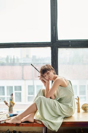Eine Frau sitzt anmutig neben einem Fenster, in weiches natürliches Licht getaucht.