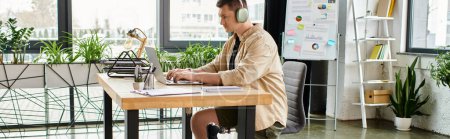 Téléchargez les photos : Bel homme d'affaires avec une jambe prothétique travaillant sur un ordinateur portable à son bureau. - en image libre de droit