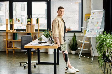 Ein schöner Geschäftsmann mit Beinprothese steht selbstbewusst in einem Büro vor einem Whiteboard.