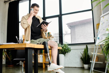 Un hombre de negocios guapo con una pierna protésica se sienta en una mesa, hablando por teléfono celular.