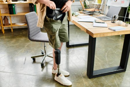 Téléchargez les photos : Homme d'affaires Dapper avec prothèse de jambe capturer un coup avec un appareil photo à la main. - en image libre de droit