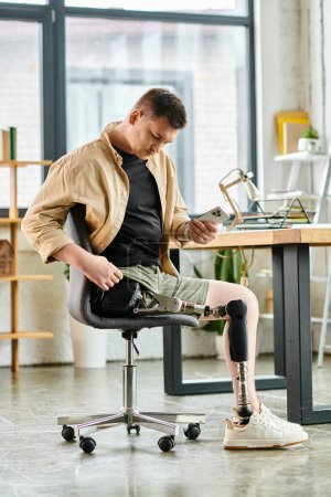 Un hombre de negocios guapo con una pierna protésica sentado en una silla durante su trabajo.