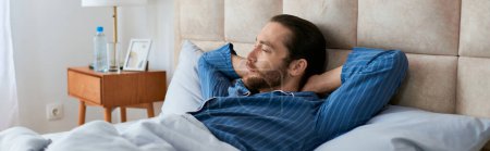 Foto de Un hombre pacíficamente acostado en la cama con la cabeza sobre la almohada. - Imagen libre de derechos