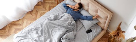 Un hombre descansa pacíficamente en una cama con una manta acogedora.