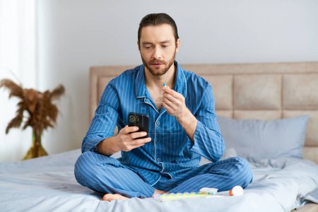 Mann sitzt auf Bett, konzentriert auf Handy-Bildschirm, Morgenlicht erhellt Raum.