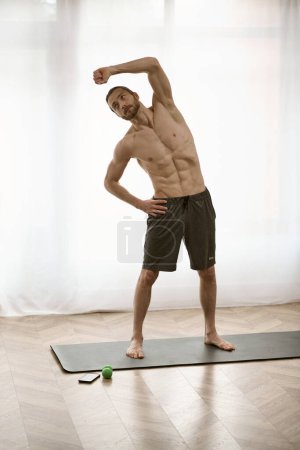 Hemdloser Mann praktiziert Yoga mit Konzentration und Ruhe.