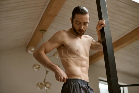 Hemdloser Mann stärkt Muskeln zu Hause.