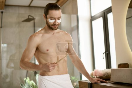 Un hombre con una toalla alrededor de su cintura realizando rutina de cuidado de la piel matutina en un baño.