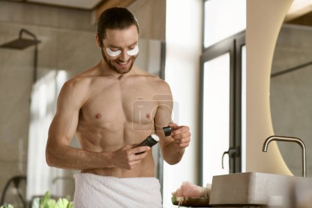 Téléchargez les photos : Un homme dans une serviette en utilisant du déodorant dans une salle de bain. - en image libre de droit