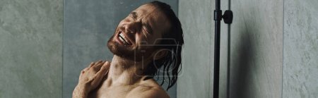 Téléchargez les photos : Un homme torse nu s'engage dans sa routine matinale, prenant une douche. - en image libre de droit