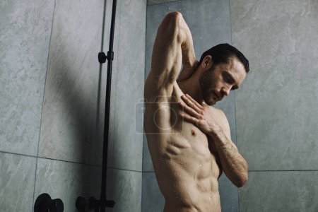 Téléchargez les photos : Beau homme debout devant la douche. - en image libre de droit