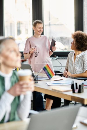 Téléchargez les photos : Un groupe de femmes d'affaires et de personnes LGBT travaillant dur et diversifié collaborant dans un espace de coworking. - en image libre de droit