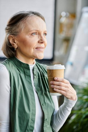 Una mujer de negocios con estilo disfruta de una taza de café.