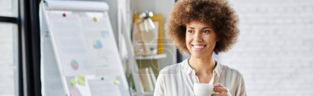 Téléchargez les photos : Femme d'affaires profitant d'une pause café près d'un tableau blanc. - en image libre de droit