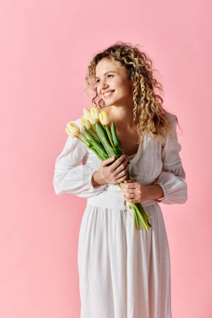Mujer en vestido blanco sosteniendo ramo de tulipanes, encarnando elegancia y fiebre primaveral.