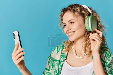 Mujer con auriculares y teléfono disfrutando de la música.
