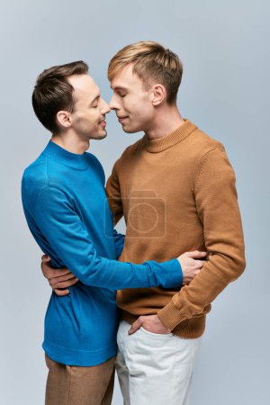 Deux hommes en tenue décontractée debout avec les bras l'un autour de l'autre, montrant amour et connexion.