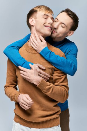 Deux hommes en tenue décontractée s'embrassant étroitement.