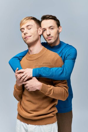 Zwei Männer umarmen sich mit geschlossenen Augen