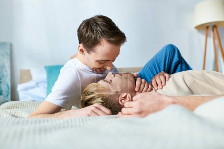 Dos hombres se relajan en una cama en un ambiente acogedor.