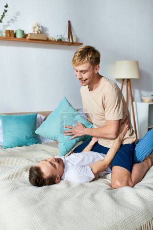 Una pareja gay cariñosa, un hombre abrazando a su novio en una cama.