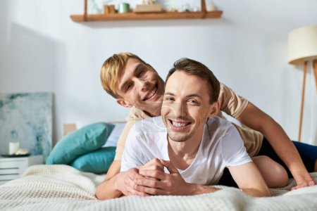 Téléchargez les photos : Deux hommes en tenue décontractée couchaient ensemble sur un lit. - en image libre de droit