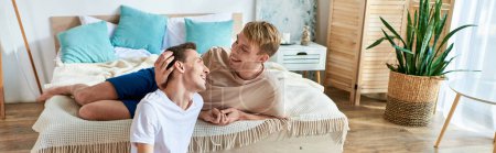 Téléchargez les photos : Deux hommes allongés sur un lit, partageant un moment d'intimité. - en image libre de droit