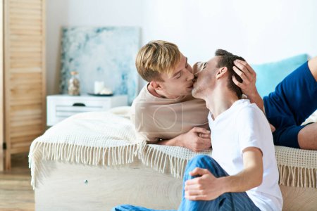 Téléchargez les photos : Deux hommes s'embrassent passionnément sur un lit. - en image libre de droit