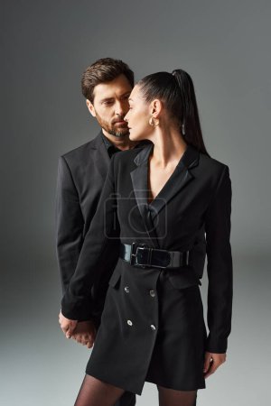 Foto de Una pareja vestida con un atuendo elegante se une. - Imagen libre de derechos