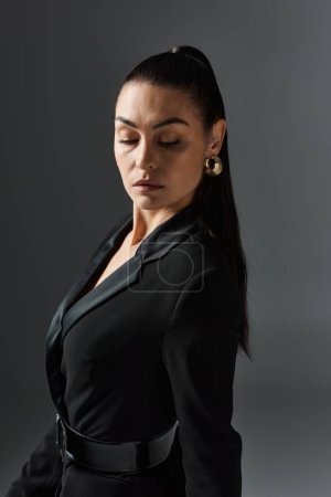 Téléchargez les photos : A woman in a black dress with her eyes closed. - en image libre de droit
