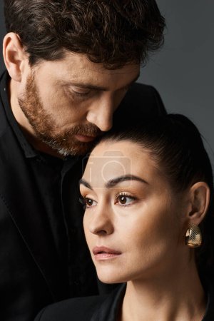 Foto de Un hombre y una mujer con un atuendo elegante. - Imagen libre de derechos